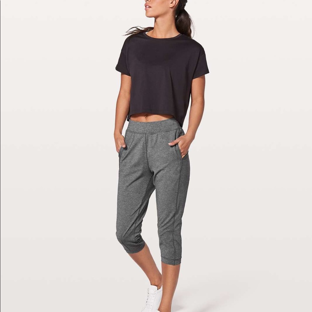 Rare Lululemon Rejuvenate Crop 18" size 6 Style: W6AP6S